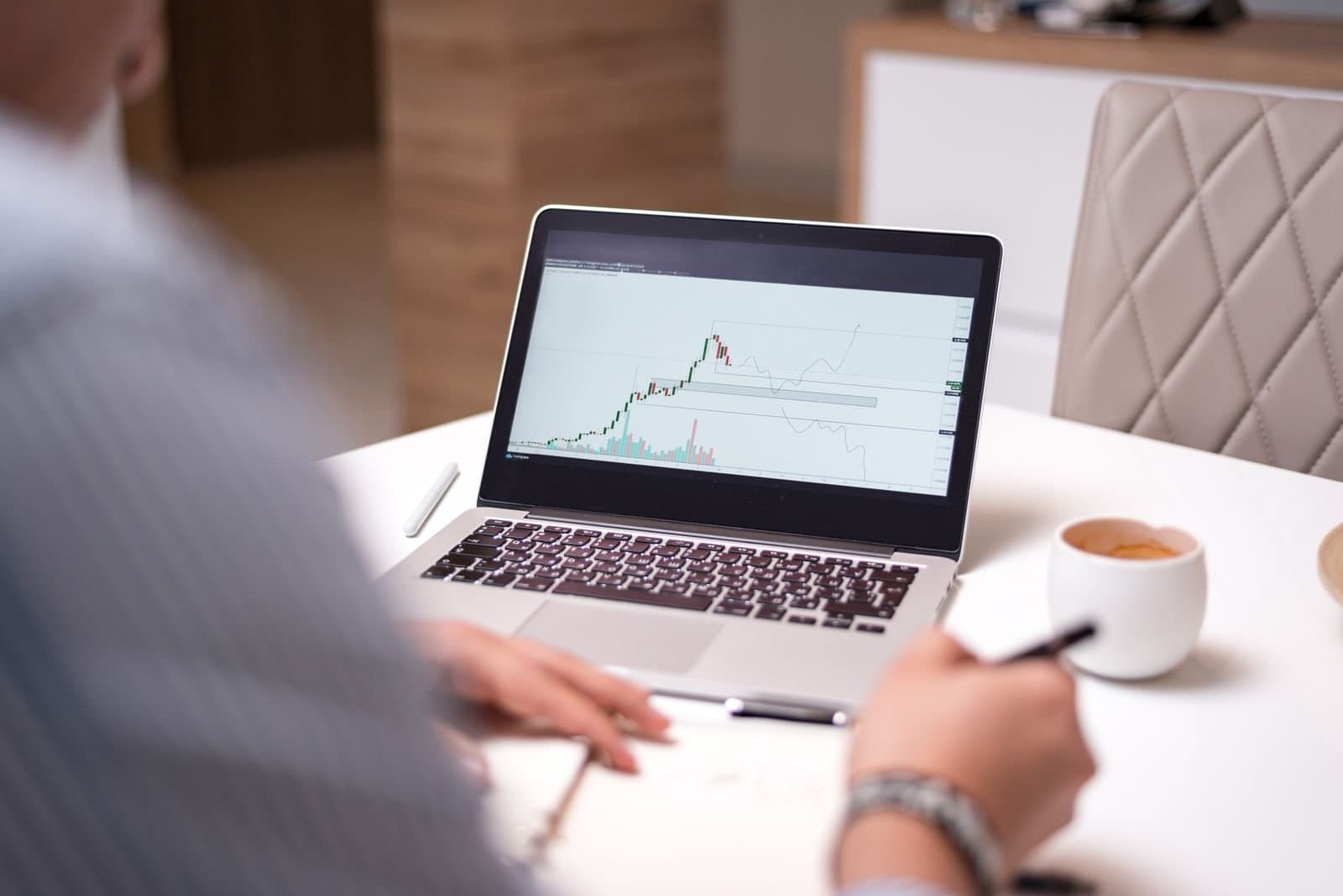 KI wählt deine Aktien: Was Robo-Advisor 2026 wirklich können – und wo ChatGPT als Finanzberater gefährlich wird